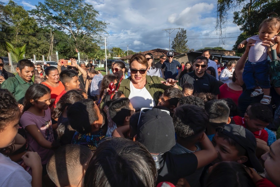 Presidenta Xiomara Castro comparte la Navidad con comunidades de Catacamas y reafirma que la solidaridad es el mejor regalo

 